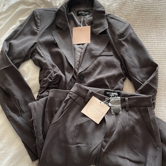 Kittenish grey distressed 2 piece pant suit - Picture 9 of 9